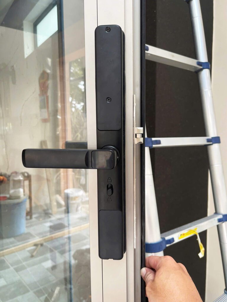 Giá lắp đặt khóa cho cửa nhôm Xingfa