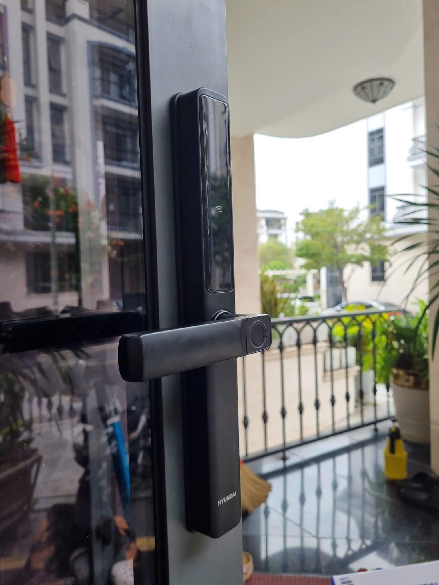 Khóa cửa vân tay cửa nhôm kính tay gạt