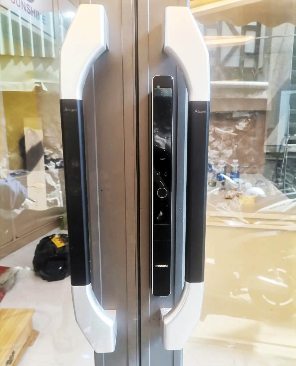 Khóa vân tay cửa nhôm kính chống nước