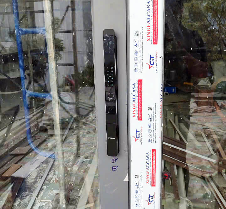 Thi công lắp đặt khóa vân tay cửa nhôm Xingfa