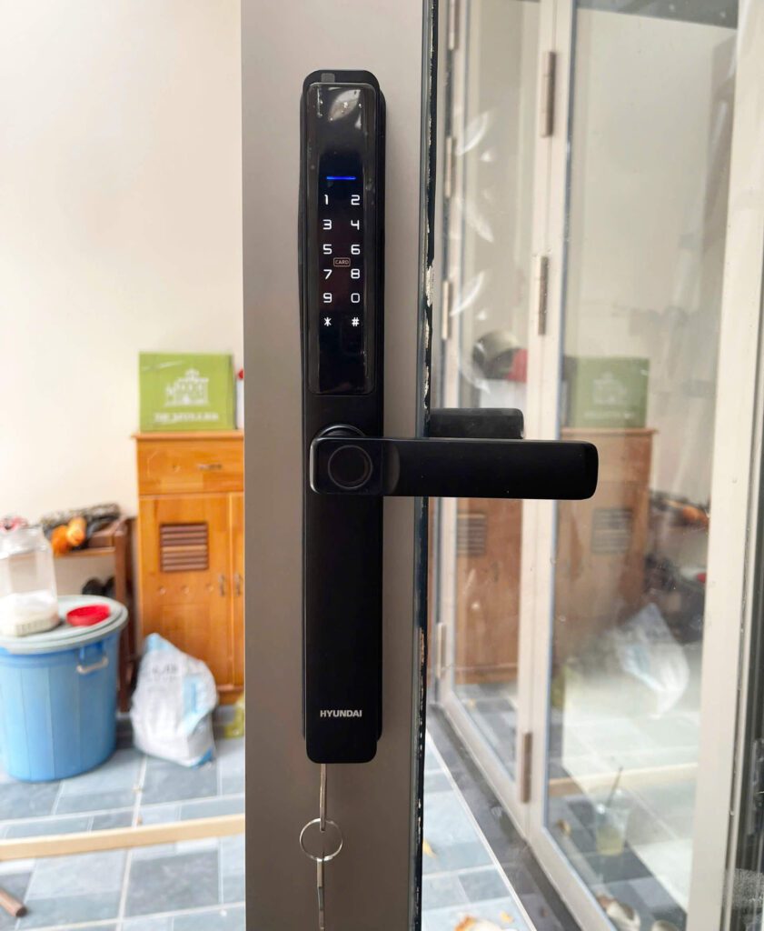 Thi công lắp khóa cửa nhôm Xingfa