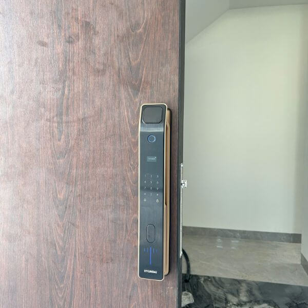 Installing the Hyundai HY-SLA808 high-end digital lock on wooden doors