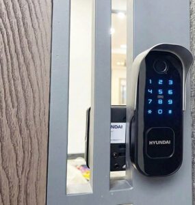 Khóa vân tay Hyundai Smart Lock lắp trên cửa cổng sắt với bàn phím cảm ứng cho nhà ở hiện đại