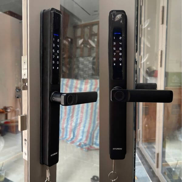Giá lắp đặt khóa vân tay cửa nhôm Hyundai 