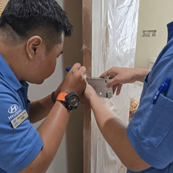 Hình ảnh đo đạc thi công khóa vân tay cho khách hàng