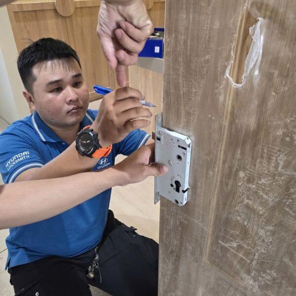 Lắp đặt khóa cửa điện tử Hyundai cho căn hộ, chung cư