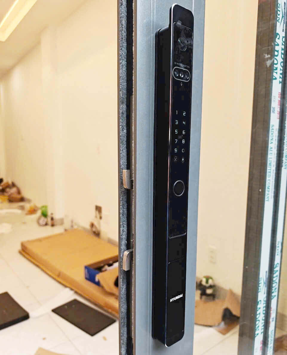 Lắp đặt khóa vân tay cửa nhôm Hyundai HY-SLS005F